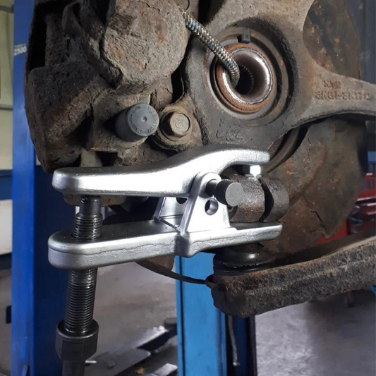 Extractor reglabil separator de articulații sferice pentru mașini